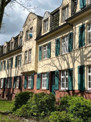 LEER WERDENDE 4 ZIMMER WOHNUNG IM EG OHNE BALKON!
