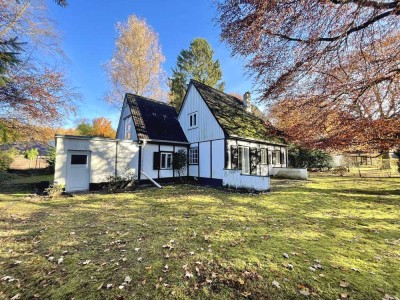 Aumühle: Kleines Haus auf großem Grundstück in Traumlage