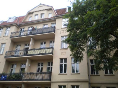 Geräumiges Wohnen im Gründerzeithaus mit Gäste-WC und Balkon.