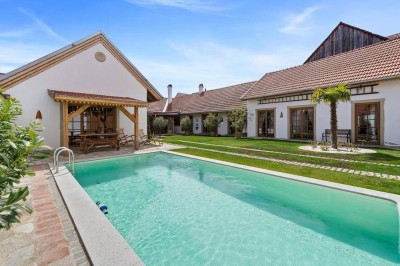Renovierter, historischer Vierkanthof -nur 40 Minuten von Wien im westlichen Weinviertel