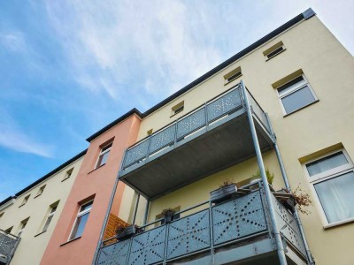 Viel Platz in 2 Zimmern mit großer Küche und Balkon!