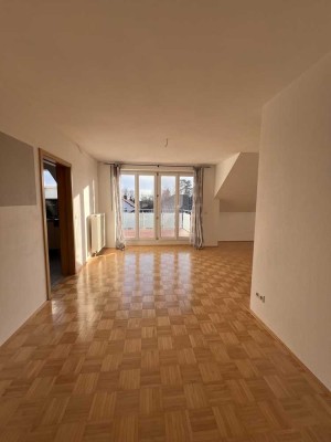 Herrliche 3-Zimmer-DG WGH mit EBK und TG und mit Balkon in Etting