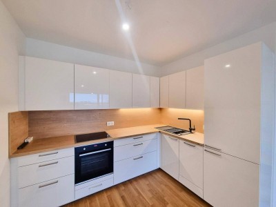 Neuwertige Wohnung mit Südbalkon, DAN-Küche und Freizeitangebot – Nähe U-Bahn