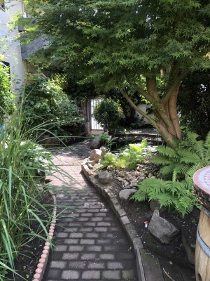 Stilvolle, geräumige , renovierte 2-Zimmer-Wohnung mit Garten, Wintergarten und Einbauküche