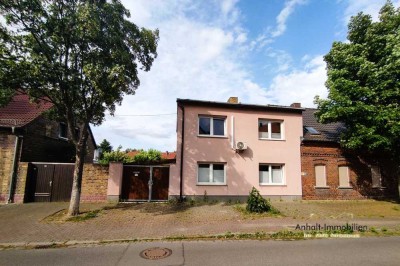 Einfamilienhaus mit Wintergarten, Carport und hübschen Grundstück in Greppin