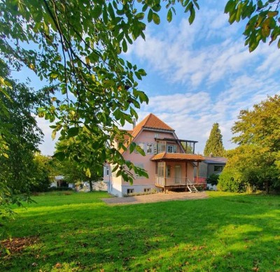 Charmantes Einfamilienhaus mit 7 Zimmern und großem Garten