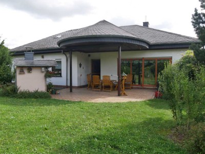 Bungalow in ruhiger Lage mit Doppelgarage und gepflegtem Garten