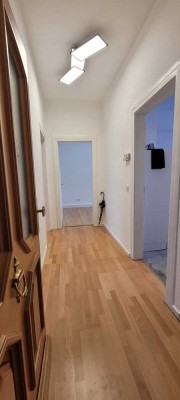 Luxuriöse 3-Zimmer-Wohnung mit Einbauküche, Vollholzparkett, teilmöbliert