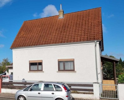 Freistehendes Zweifamilienhaus in sonniger Lage mit schönem Garten