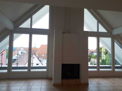 Zum Wohlfühlen- Helle 3 Zimmer DG Wohnung mit offener EBK/ 2 Balkone/ Kamin