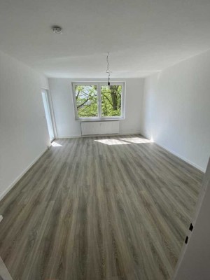 **Helle Wohnung bereit für Einzug**MIT BALKON**