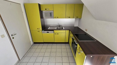 Parkanlage vor der Haustüre - Mietwohnung mit Einbauküche im Dachgeschoss (Top 14)