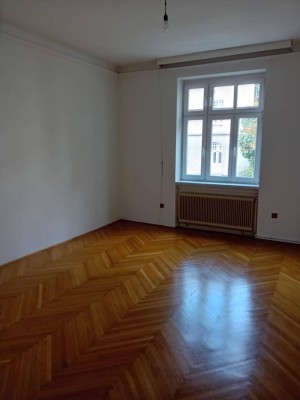 Altbau 2,5-Zimmer-Wohnung mit Garten und Balkon