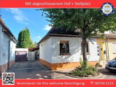 Kleines Einfamilienhaus mit abgeschlossenem Hof und Nebengebäude