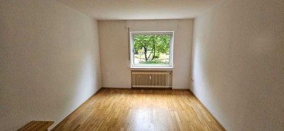 WG-Zimmer mit eigenem Bad und Mitnutzung von Wohnzimmer & Balkon
