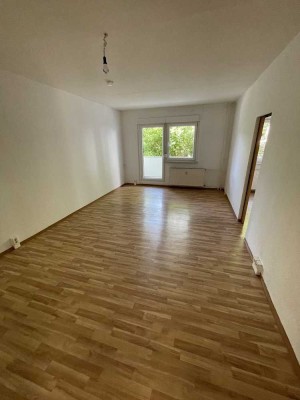 Nur wenige Schritte bis zur neuen Wohnung. 3-Raum-Wohnung im Erdgeschoss mit Wanne und Balkon.
