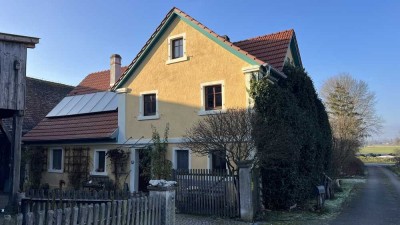 Liebevoll renoviertes Bauernhaus mit Unterstand und 2 Scheunen