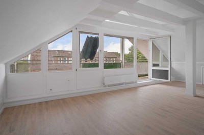2-Zimmer-Wohnung im Dachgeschoss mit Balkon, Einbauküche, Duschbad mit Fenster und Pkw-Stellplatz