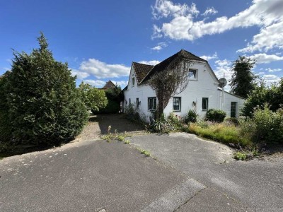 zentrale Lage in Bliesdorf  / Ostsee * Wohnhaus + Nebengebäude mit Sanierungsbedarf