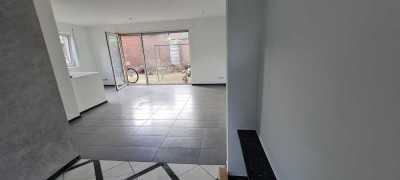 980 € - 85 m² - 2.0 Zi.

Frisch renoviert. 
Garten wird noch gestaltet.