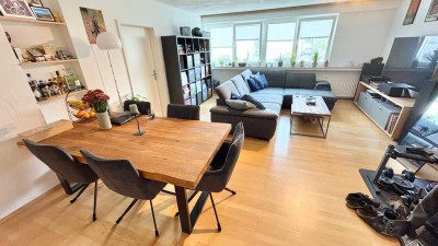 Schöne 2 ZW mit schickem Tageslichtbad, Parkett und Gartenmitnutzung