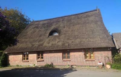 4-Zimmer-EG-Wohnung mit Garten und Werkstatt in historischer Reetdachkate