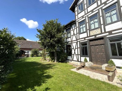 Exklusive Doppelhaushälfte im Fachwerkstil mit gr. Garten, Glasfaser, Ausbaureserve u. Doppelcarport