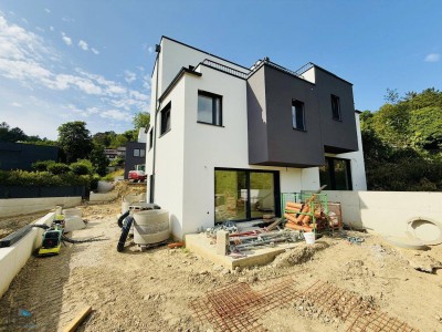 PREISREDUKTION! EXKLUSIVE 4-5 ZIMMER DOPPELHAUSHÄLFTEN MIT FREIFLÄCHEN IN GRÜNRUHELAGE!
