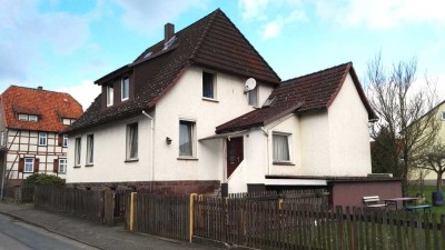 Hier kann Ihr Traum vom Landleben wahr werden -Sanierungsbedürftiges ZFH auf großem Grundstück!