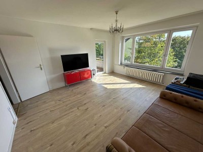 Untermiete, neu renovierte Wohnung mit Balkon und Bad: 2 Zimmer werden vermietet