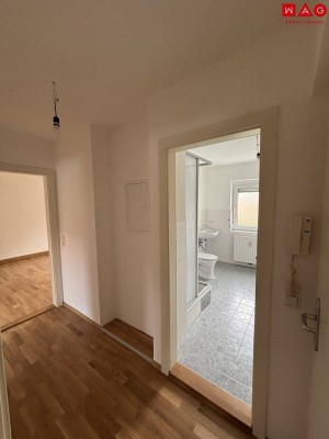 ERSTBEZUG nach umfassender Sanierung! Wunderschöne 3-Zimmer-Wohnung in vorteilhafter Lage am ruhigen Stadtrand von Steyr! Große Fenster, traumhaftes Badezimmer und vielseitige Einrichtungsmöglichkeiten versprechen höchste Wohnqualität!