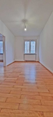 6504 - Schöne 2-Zimmerwohnung mit Loggia in Mühlburg nähe Brahmsplatz!