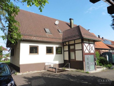 Solides Zweifamilienhaus mit angebauter Scheune, großem Grundstück und Carport