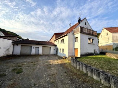 Hefersweiler: Renovierungsbedürftiges Einfamilienhaus mit großer Garage und Hofgelände