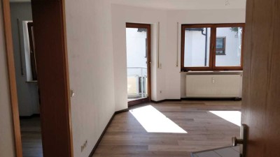 Helle Wohnung mit zwei Zimmern sowie Balkon und offener Einbauküche in Niedereschach
