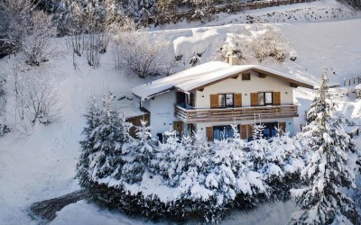 An incredibly rare mountain chalet for sale with pure 2nd home permission, set in a private, woodland location with direct ski-in / ski-out access