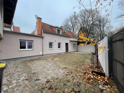 Charmantes Einfamilienhaus mit Nebengebäude, zwei Garagen und großem Grundstück in Worms-Rheindü