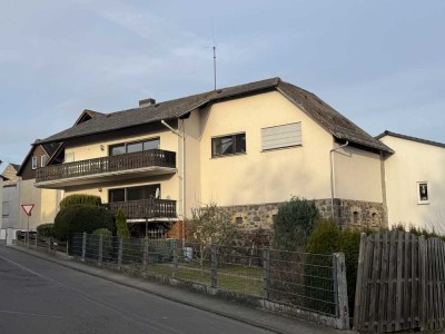 Schöne Wohnung mit sechs Zimmern sowie Balkon und Einbauküche in Großen-Buseck