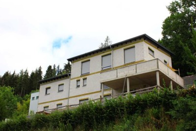 Großes Haus mit zwei Wohneinheiten in landschaftlich attraktiver Lage.