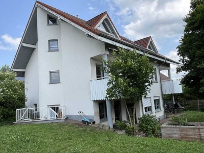 In bildschöner Ortsrandlage: Attraktive 4 ZKB-ETW, u. a. mit 2 Balkonen u. Gartengrundstück
