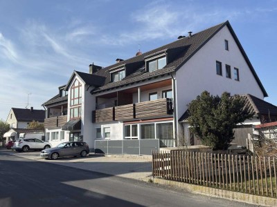 Geräumige 4-Zimmer-Wohnung mit großer Wohnküche, Loggia und Pkw-Stellplatz in ruhiger Lage