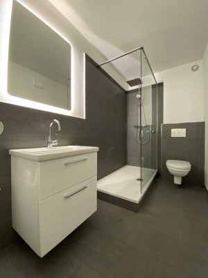 Moderne 2 Zimmer Wohnung mit Balkon, Stellplatz und Einbauküche in D-Niederkassel