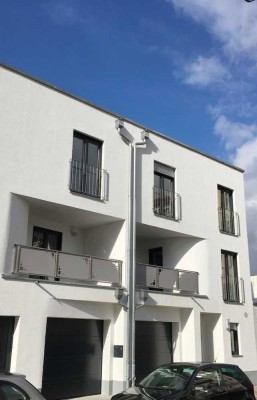 Stadthaus -5Zi.,Küche, Kamin,Terrasse,Balkon,1 Wannen-Dusch-Bad+2 Duschbäder-GWC