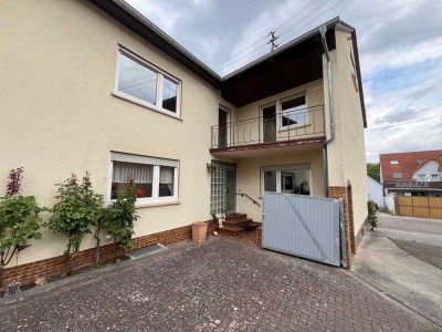 Großzügiges Zweifamilienhaus mit großem Garten, Garage, Scheune und Werkstatt