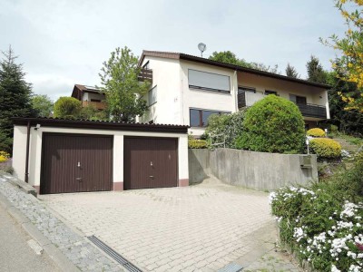 Einmaliges Einfamilienhaus mit ELW in ruhiger Ortsrandlage mit Garten und Garagen