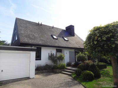 Ruhig gelegenes, helles Architektenhaus mit Garage