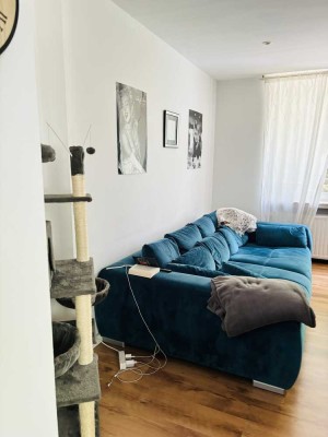 WG-Wohnung WG-Zimmer große 4-Zimmer-Wohnung (1000€ KM)