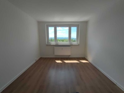 Dreiraumwohnung teilmöbliert und mit Balkon