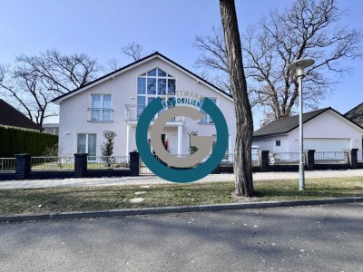 LICHTDURCHFLUTETES FOYER & KAMIN - MODERN & ELEGANT - SCHÖN ANGELEGTER GARTEN & DOPPELGARAGE