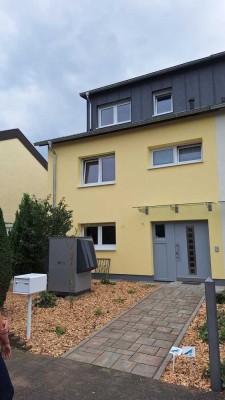 Ansprechende und sanierte 4,5-Raum-Doppelhaushälfte mit geh. Innenausstattung und EBK
